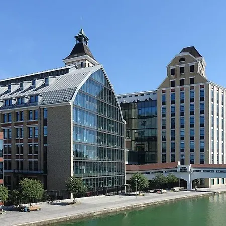 Lumineux Et Moderne, Proche Transports Apartment *